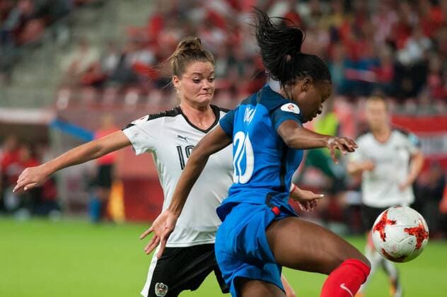 v.li., fltr: Verena Aschauer (Österreich, Austria, 19) im Zweikampf, Duell mit, duel with Kadidiatou Diani (Frankreich, France, 20), Fussball, UEFA Women s EURO 2017, Frankreich - Österreich, xobx