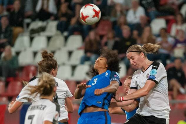 v.li., fltr: Wendie Renard (Frankreich, France, 3) im Kopfballduell, Kopfball, Zweikampf mit, header, duel with Katharina Schiechtl (Österreich, Austria, 6), Fussball, UEFA Women s EURO 2017, Frankreich - Österreich, xobx