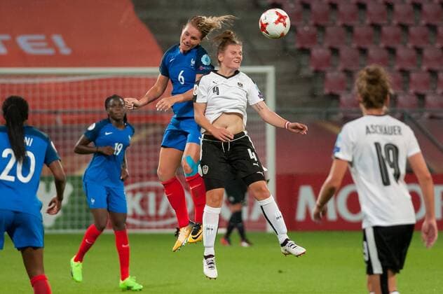 v.li., fltr: Amandine Henry (Frankreich, France, 6) im Kopfballduell, Kopfball, Zweikampf mit, header, duel with Viktoria Pinther (Österreich, Austria, 4), Fussball, UEFA Women s EURO 2017, Frankreich - Österreich, xobx