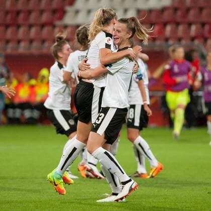 v.li., fltr: Sarah Puntigam (Österreich, Austria, 17) und Virginia Kirchberger (Österreich, Austria, 13) mit Jubel über den Punktgewinn, Freude über das Unentschieden, celebrate the won point, draw, Fussball, UEFA Women s EURO 2017, Frankreich - Österreich, xobx