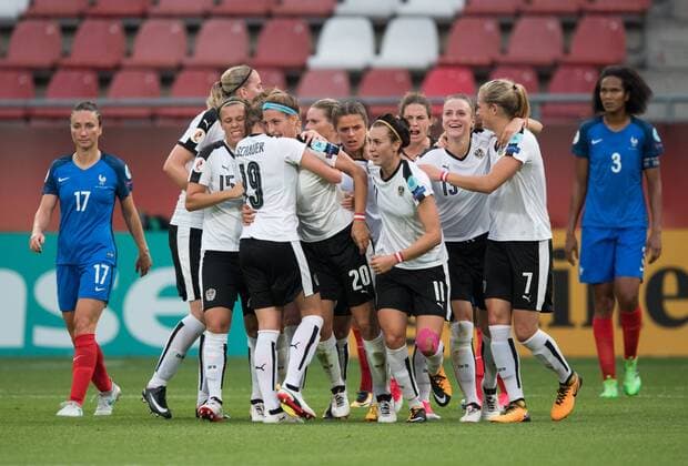 Jubel bei den oesterreichischen Spielerinnen nach dem Tor zum 1-0: vl: Gaetane Thiney (FRA), Katharina Schichtl, Nicole Billa, Verena Aschauer, Torschuetzin Lisa Makas, Laura Feiersinger, Viktoria Schnaderbeck, Nina Burger, Virginia Kirchberger und Carina Wenninger (alleAUT), Wendie Renard (FRA). Vorrunde: Frankreich - Oesterreich in Utrecht am 22.07.2017. UEFA Fussball Frauen Europameisterschaft 2017 in den Niederlanden,