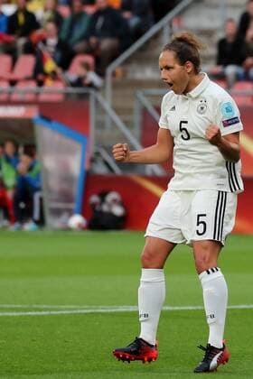 Torschützin Babett Peter (DFB-Frauen, 5) jubelt über das Tor zum 0:1, Jubel, Torjubel, Torerfolg, celebrate the goal, goal, celebration, Jubel ueber das Tor, optimistisch, Action, Aktion, Fussball, UEFA Women s EURO 2017, Russland - Deutschland, xozx