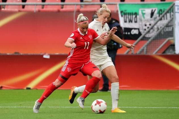 v.li.: Ekatarina Sochneva (Russland, 11), Carolin Simon (DFB-Frauen, 7), Zweikampf, Duell, duel, tackle, tackling, Dynamik, Action, Aktion, Fussball, UEFA Women s EURO 2017, Russland - Deutschland, xozx