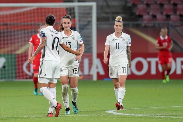 v.li.: Torschützin Dzsenifer Marozsan (DFB-Frauen, 10), Sara Däbritz (Sara Daebritz, DFB-Frauen, 13), Anja Mittag (DFB-Frauen, 11), jubeln über das Tor zum 0:2, Jubel, Torjubel, Torerfolg, celebrate the goal, goal, celebration, Jubel ueber das Tor, optimistisch, Action, Aktion, Fussball, UEFA Women s EURO 2017, Russland - Deutschland, xozx