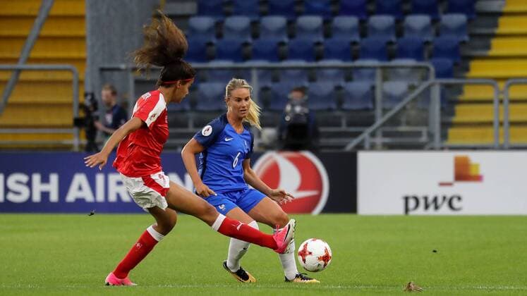 v.li.: Cinzia Zehnder (Schweiz, 8), Amandine Henry (Frankreich, 6), Zweikampf, Duell, duel, tackle, tackling, Dynamik, Action, Aktion, Fussball, UEFA Women s EURO 2017, Schweiz - Frankreich, xozx