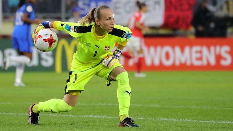 Gaelle Thalmann (Torwart, Schweiz, 1) mit Pflaster nach ihrer Gesichtsverletzung, beim Abwurf, Freisteller, Ganzkörper, Einzelbild, Aktion, Action, Fussball, UEFA Women s EURO 2017, Schweiz - Frankreich, xozx