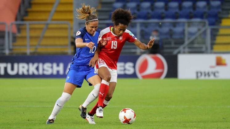 v.li.: Camille Abily (Frankreich, 10), Eseosa Aigbogun (Schweiz, 19), Zweikampf, Duell, duel, tackle, tackling, Dynamik, Action, Aktion, Fussball, UEFA Women s EURO 2017, Schweiz - Frankreich, xozx