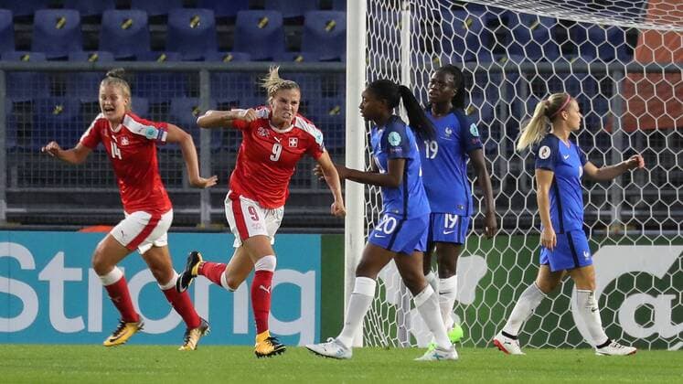 v.li.: Rahel Kiwic (Schweiz, 14), Torschützin Ana Maria Crnogorcevic (Schweiz, 9), jubeln über das Tor zum 1:0, Jubel, Torjubel, Torerfolg, celebrate the goal, goal, celebration, Jubel ueber das Tor, optimistisch, Action, Aktion, Fussball, UEFA Women s EURO 2017, Schweiz - Frankreich, xozx