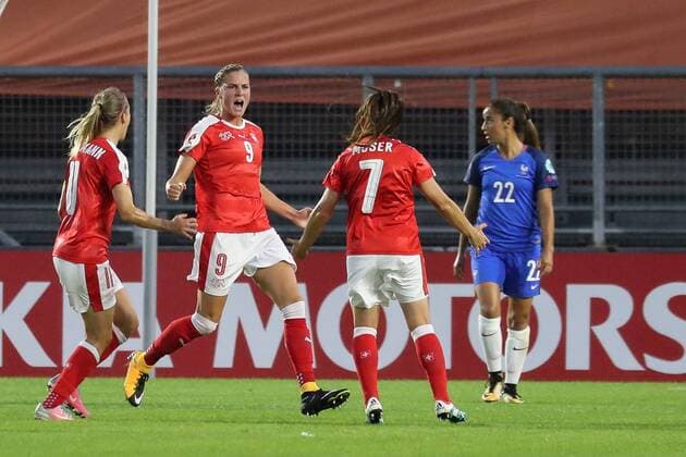v.li.: Lara Dickenmann (Schweiz, 11), Torschützin Ana Maria Crnogorcevic (Schweiz, 9), Martina Moser (Schweiz, 7), jubeln über das Tor zum 1:0, Jubel, Torjubel, Torerfolg, celebrate the goal, goal, celebration, Jubel ueber das Tor, optimistisch, Action, Aktion, Fussball, UEFA Women s EURO 2017, Schweiz - Frankreich, xozx
