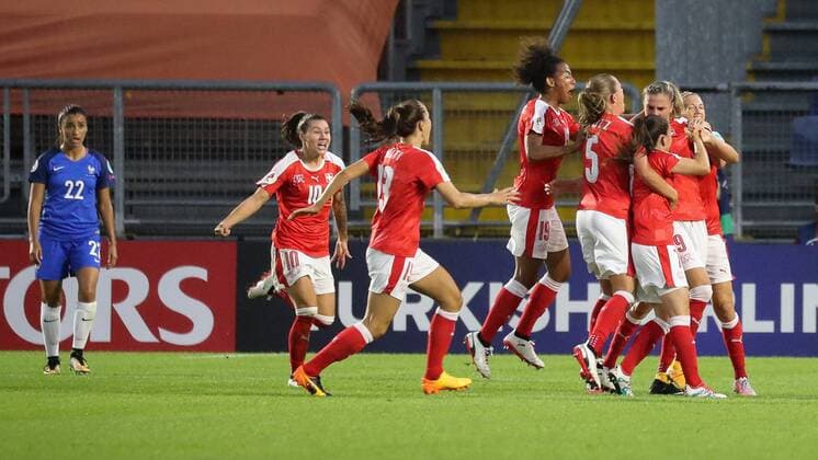 Spielerinnen aus der Schweiz, schweizerische Fußballerinnen, jubeln über das Tor zum 1:0, Jubel, Torjubel, Torerfolg, celebrate the goal, goal, celebration, Jubel ueber das Tor, optimistisch, Action, Aktion, Fussball, UEFA Women s EURO 2017, Schweiz - Frankreich, xozx