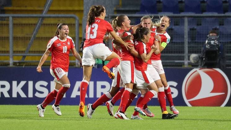 Spielerinnen aus der Schweiz, schweizerische Fußballerinnen, jubeln über das Tor zum 1:0, Jubel, Torjubel, Torerfolg, celebrate the goal, goal, celebration, Jubel ueber das Tor, optimistisch, Action, Aktion, Fussball, UEFA Women s EURO 2017, Schweiz - Frankreich, xozx