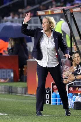 Martina Voss-Tecklenburg (Trainer,Coach,Schweiz), gibt Anweisungen, gestikuliert, mit den Armen gestikulieren, gives instructions, gesticulate, Einzelbild, Aktion, Action, Fussball, UEFA Women s EURO 2017, Schweiz - Frankreich, xozx
