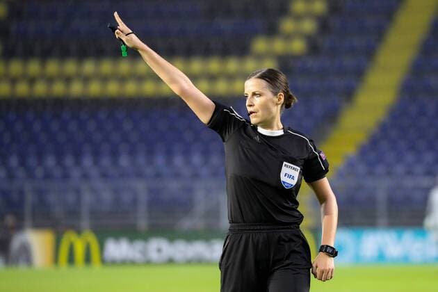 Katalin Kulscar (Schiedsrichterin, Ungarn), gibt Anweisungen, gestikuliert, mit den Armen gestikulieren, gives instructions, gesticulate, Einzelbild, Aktion, Action, Fussball, UEFA Women s EURO 2017, Schweiz - Frankreich, xozx