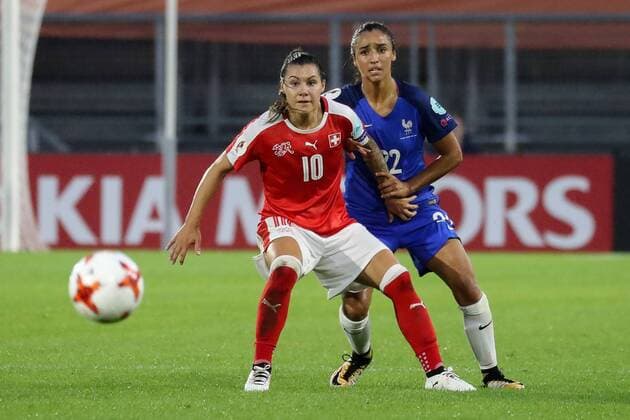 v.li.: Ramona Bachmann (Schweiz, 10), Sakina Karchaoui (Frankreich, 22), Aktion, Action, Spielszene, Fussball, UEFA Women s EURO 2017, Schweiz - Frankreich, xozx