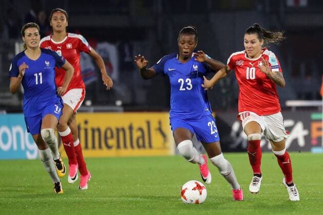 v.li.: Grace Geyoro (Frankreich, 23), Ramona Bachmann (Schweiz, 10), Zweikampf, Duell, duel, tackle, tackling, Dynamik, Action, Aktion, Fussball, UEFA Women s EURO 2017, Schweiz - Frankreich, xozx