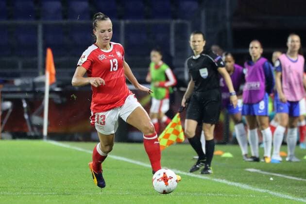 Lia Joelle Wälti (Lia Wälti, Schweiz, 13), am Ball, Spielszene, Freisteller, Ganzkörper, Einzelbild, Aktion, Action, Fussball, UEFA Women s EURO 2017, Schweiz - Frankreich, xozx