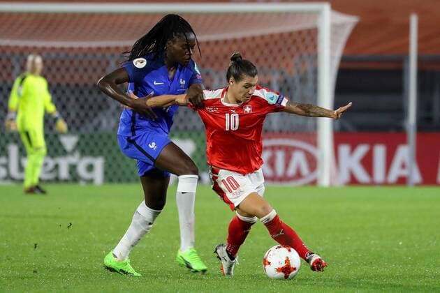 v.li.: Griedge M Bock Bathy (Frankreich, 19), Ramona Bachmann (Schweiz, 10), Zweikampf, Duell, duel, tackle, tackling, Dynamik, Action, Aktion, Fussball, UEFA Women s EURO 2017, Schweiz - Frankreich, xozx