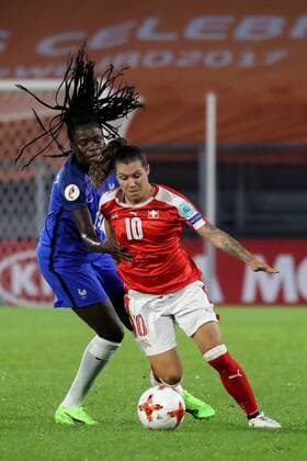 Bilder des Tages - SPORT v.li.: Griedge M Bock Bathy (Frankreich, 19), Ramona Bachmann (Schweiz, 10), Zweikampf, Duell, duel, tackle, tackling, Dynamik, Action, Aktion, Fussball, UEFA Women s EURO 2017, Schweiz - Frankreich, xozx