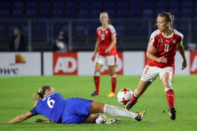 v.li.: Amandine Henry (Frankreich, 6), Lara Dickenmann (Schweiz, 11), Zweikampf, Duell, duel, tackle, tackling, Dynamik, Action, Aktion, Fussball, UEFA Women s EURO 2017, Schweiz - Frankreich, xozx