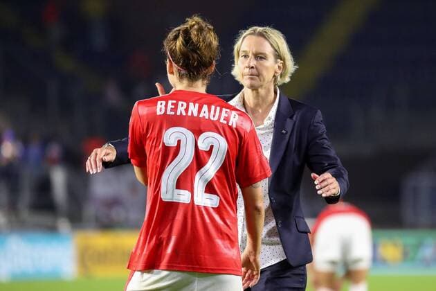 v.li.: Vanessa Bernauer (Schweiz, 22), Martina Voss-Tecklenburg (Trainer,Coach,Schweiz), enttäuscht schauend, Enttäuschung, Frustration, disappointed, pessimistisch, Fussball, UEFA Women s EURO 2017, Schweiz - Frankreich, xozx
