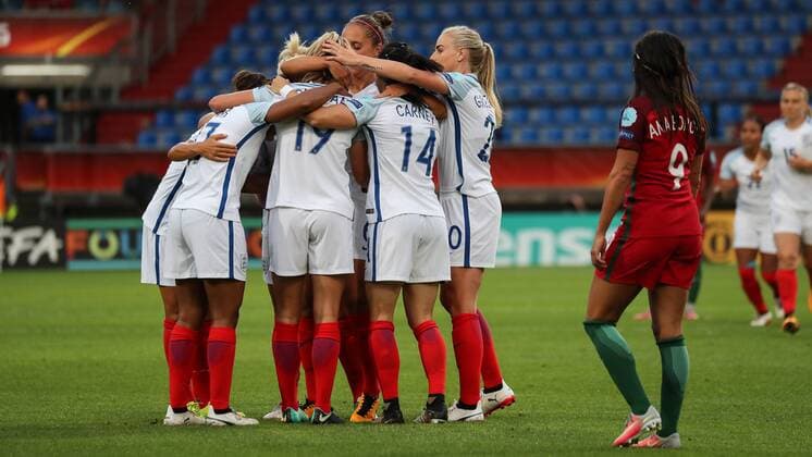Spielerinnen aus England, englische Fußballerinnen, jubeln über das Tor zum 0:1, Jubel, Torjubel, Torerfolg, celebrate the goal, goal, celebration, Jubel ueber das Tor, optimistisch, Action, Aktion, Fussball, UEFA Women s EURO 2017, Portugal - England, xozx
