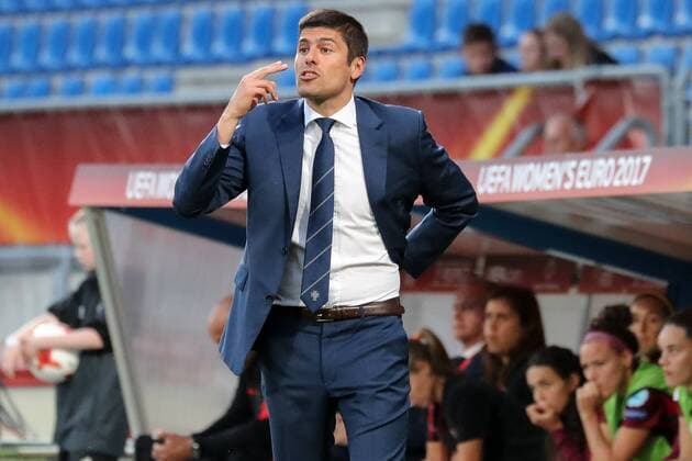 Francisco Neto (Trainer, Cheftrainer, Portugal), gibt Anweisungen, gestikuliert, mit den Armen gestikulieren, gives instructions, gesticulate, Einzelbild, Aktion, Action, Fussball, UEFA Women s EURO 2017, Portugal - England, xozx