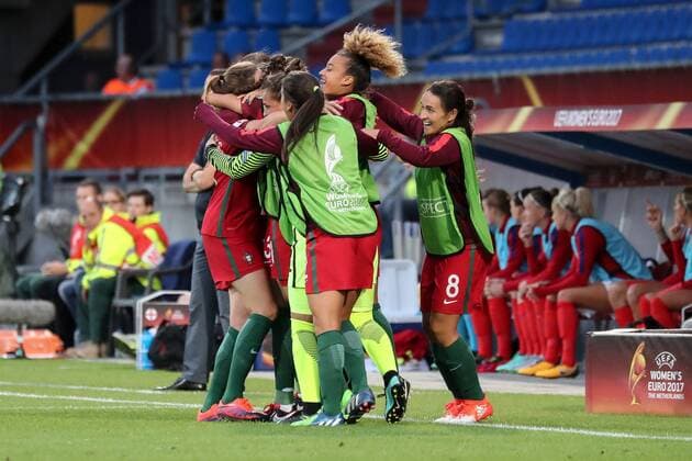 Spielerinnen aus Portugal, portugiesische Fußballerinnen, jubeln über das Tor zum 1:1, Jubel, Torjubel, Torerfolg, celebrate the goal, goal, celebration, Jubel ueber das Tor, optimistisch, Action, Aktion, Fussball, UEFA Women s EURO 2017, Portugal - England, xozx