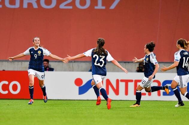 Torschützin Caroline Weir (Schottland , Scotland) (9) dreht jubelnd ab Chloe Arthur (Schottland , Scotland) (23) Leanne Crichton (Schottland , Scotland) (10) empfangen sie Jubel, Freuen, celebrate, happy, cheer , Goal Celebration 1:0, Fussball, UEFA Women s EURO 2017, Schottland - Spanien, xmkx