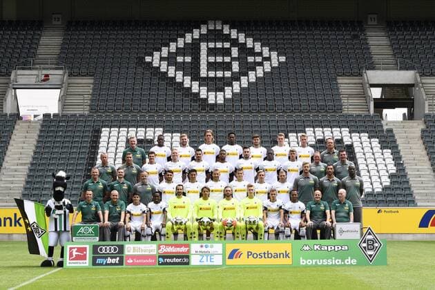 Bilder des Tages - SPORT Fußball, GER, 1.BL, Porträttermin 2017 2018, Mannschaftsfoto VfL Borussia Mönchengladbach: 4. v.l.: Mannschaftsarzt Dr. Stefan Hertl, Denis Zakaria, Christoph Kramer, Jannik Vestergaard, Reece Oxford, Tobias Strobl, Matthias Ginter, Nico Elvedi, Leiter Medizin und Prävention Dr. Andreas Schlumberger. 3. Reihe vo.li.: Co-Trainer Frank Geideck, Torwarttrainer Uwe Kamps, Jonas Hofmann, Oscar Wendt, Timothee Kolodziejczak, Kwame Yeboah, Josip Drmic, Mamadou Doucoure, Michael Cuisance, Co-Trainer Dirk Bremser, Cheftrainer Dieter Hecking. 2. Reihe v.li.: Physiotherapeut Dirk Müller, Physiotherapeut Benedikt Bohnen, Reha-Trainer Andreas Bluhm, Vincenzo Grifo, Lars Stindl, Fabian Johnson, Laszlo Benes, Patrick Herrmann, Tony Jantschke, Athletiktrainer Markus Müller, Athletiktrainer Alexander Mouhcine, Trainer Übergangsbereich Otto Addo. 1. Reihe v.li.: Maskottchen Jünter, Masseur Adam Szordykowski, Zeugwart Christian Rieger, Julio Villalba, Ibrahim Traore, Christofer Heimeroth, Yann Sommer, Tobias Sippel, Moritz Nicolas, Thorgan Hazard, Raffael, Zeugwart Marcus Breuer, Betreuer Rolf Hülswitt.