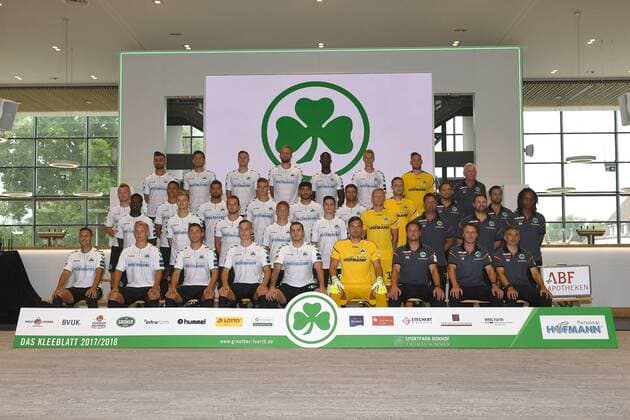 24.07.2017 - SpVgg Spielvereinigung Greuther Fürth Kleeblatt - 2. Fußball Bundesliga BL - Saison 2017 2018 - Fototermin Porträttermin Portraittermin - Mannschaftsfoto Teamfoto - - oben von links : Serdar Dursun (9, SpVgg Greuther Fürth ) Adam Pinter (16, SpVgg Greuther Fürth ) Richard Magyar ( 5, SpVgg Greuther Fürth ) Philipp Hofmann (11, SpVgg Greuther Fürth ) Stephen Sama (2, SpVgg Greuther Fürth ) Lukas Gugganig (4, SpVgg Greuther Fürth ) Timo Königsmann (25, SpVgg Greuther Fürth ) Dr. Harald Hauer (Teamarzt SpVgg Greuther Fürth ) 3. Reihe von links : Nik Omladic (33, SpVgg Greuther Fürth ) Mathis Bolly (14, SpVgg Greuther Fürth ) Jurgen Gjasula (10. SpVgg Greuther Fürth ) Daniel Steininger ( 31, SpVgg Greuther Fürth ) Tolcay Cigerci (29, SpVgg Greuther Fürth ) Marco Caligiuri (13, SpVgg Greuther Fürth ) Marius Funk (1, SpVgg Greuther Fürth ) Carsten Klee (Chef-Physio SpVgg Greuther Fürth ) Marius Koc (Physio SpVgg Greuther Fürth ) 2. Reihe von links : Khaled Narey (21, SpVgg Greuther Fürth ) Sebastian Ernst (15, SpVgg Greuther Fürth ) Veton Berisha (19, SpVgg Greuther Fürth ) Patrick Sontheimer (40, SpVgg Greuther Fürth ) Dominik Schad (35, SpVgg Greuther Fürth ) Sascha Burchert (30, SpVgg Greuther Fürth ) Christian Fiedler (Torwarttrainer SpVgg Greuther Fürth ) Daniel Wiegand (Team-Koordinator Zeugwart SpVgg Greuther Fürth ) Benjamin Ngarambe (Physio SpVgg Greuther Fürth ) vorne von links : Manuel Torres (17, SpVgg Greuther Fürth ) Benedikt Kirsch (18, SpVgg Greuther Fürth ) Maximilian Wittek (3, SpVgg Greuther Fürth ) David Raum (39, SpVgg Greuther Fürth ) Sercan Sararer ( 23, SpVgg Greuther Fürth ) Balazs Megyeri (24, SpVgg Greuther Fürth ) Mirko Dickhaut (Co-Trainer SpVgg Greuther Fürth ) Janos Radoki (Trainer SpVgg Greuther Fürth ) Michael Schleinkofer (Athletik-Trainer SpVgg Greuther Fürth )