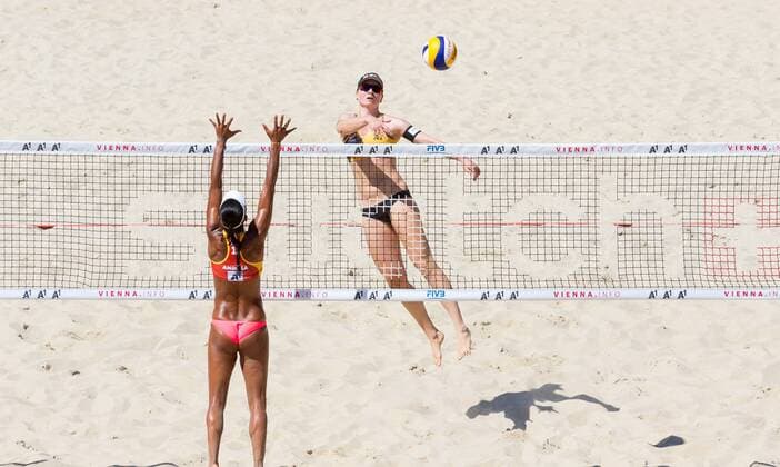 29.07.2017, Donauinsel, Wien, AUT, FIVB Beach volleyball Beachvolleyball WM, Wien 2017, Damen, Gruppe B, im Bild v.l. Andrea Galindo (COL), Julia Sude (GER) f.l. Andrea Galindo of Colombia Julia Sude of Germany during the Women s group B match of 2017 FIVB Beach Volleyball World Championships at the Donauinsel in Wien, Austria on 2017 07 29. Wien EP_puc