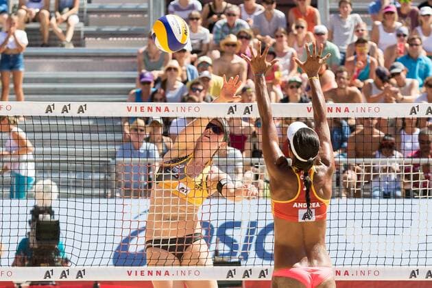 29.07.2017, Donauinsel, Wien, AUT, FIVB Beach volleyball Beachvolleyball WM, Wien 2017, Damen, Gruppe B, im Bild v.l. Julia Sude (GER), Andrea Galindo (COL), f.l. Julia Sude of Germany Andrea Galindo of Colombia during the Women s group B match of 2017 FIVB Beach Volleyball World Championships at the Donauinsel in Wien, Austria on 2017 07 29. Wien EP_puc