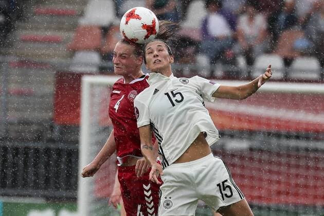 v.li.: Maja Kildemoes (Dänemark, 4), Sara Doorsoun (DFB-Frauen, 15), Kopfball, header, Aktion, Action, im Regen, Fussball, UEFA Women s EURO 2017, Viertelfinale, Deutschland - Dänemark, xozx