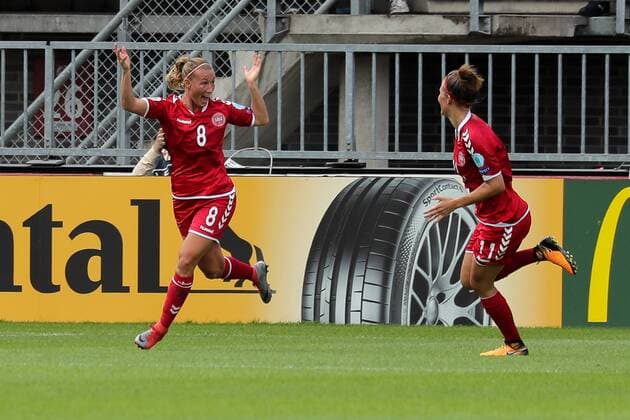 v.li.: Torschützin Theresa Nielsen (Dänemark, 8), Katrine Veje (Dänemark, 11), jubeln über das Tor zum 1:2, Jubel, Torjubel, Torerfolg, celebrate the goal, goal, celebration, Jubel ueber das Tor, optimistisch, Action, Aktion, Fussball, UEFA Women s EURO 2017, Viertelfinale, Deutschland - Dänemark, xozx
