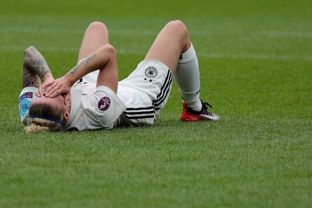Anja Mittag (DFB-Frauen, 11), enttäuscht über die Niederlage, Enttäuschung nach dem Schlusspfiff, Verlierer, verloren, Frustration, disappointed, pessimistisch, Fussball, UEFA Women s EURO 2017, Viertelfinale, Deutschland - Dänemark, xozx