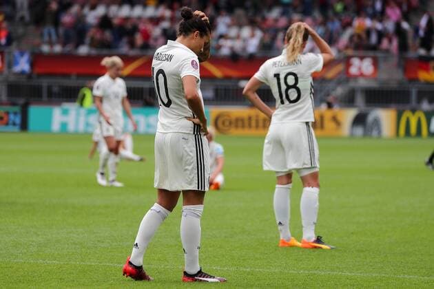v.li.: Dzsenifer Marozsan (DFB-Frauen, 10), Lena Petermann (DFB-Frauen, 18), enttäuscht über die Niederlage, Enttäuschung nach dem Schlusspfiff, Verlierer, verloren, Frustration, disappointed, pessimistisch, Fussball, UEFA Women s EURO 2017, Viertelfinale, Deutschland - Dänemark, xozx