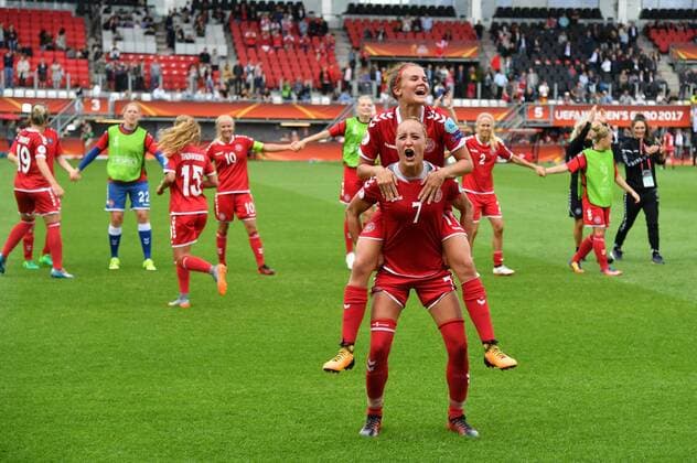 Jubel, Freuen, celebrate, happy, cheer , Celebration Dänemark nach 1:2 Sieg und Einzug ins Halbfinale Sanne Troelsgaard (Daenemark, Denmark) (7) trägt Katrine Veje (Daenemark, Denmark) (11) auf Schultern, Fussball, UEFA Women s EURO 2017, Viertelfinale, Deutschland - Dänemark, xmkx