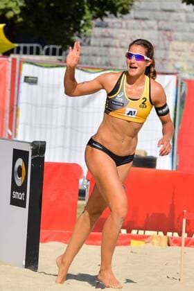 FIVB Beach volleyball Beachvolleyball World Championships Vienna 2017 am 01.08.2017 Beachvolleyball, World Championships, Vienna, 2017, Julia Sude (1, blond, Kappe), Chantal Laboureur (2) GER in gelb, Vorrunde gegen Elsa Baquerizuo McMillan (1) und Angela Lobato Herrero (2), ESP, in rot, xtbx