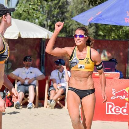 FIVB Beach volleyball Beachvolleyball World Championships Vienna 2017 am 01.08.2017 Beachvolleyball, World Championships, Vienna, 2017, Julia Sude (1, blond, Kappe), Chantal Laboureur (2) GER in gelb, Vorrunde gegen Elsa Baquerizuo McMillan (1) und Angela Lobato Herrero (2), ESP, in rot, xtbx