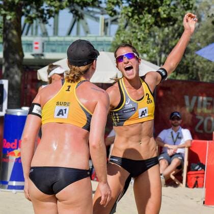 FIVB Beach volleyball Beachvolleyball World Championships Vienna 2017 am 01.08.2017 Beachvolleyball, World Championships, Vienna, 2017, Julia Sude (1, blond, Kappe), Chantal Laboureur (2) GER in gelb, Vorrunde gegen Elsa Baquerizuo McMillan (1) und Angela Lobato Herrero (2), ESP, in rot, xtbx