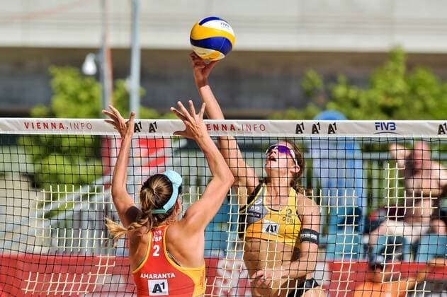 FIVB Beach volleyball Beachvolleyball World Championships Vienna 2017 am 01.08.2017 Beachvolleyball, World Championships, Vienna, 2017, Julia Sude (1, blond, Kappe), Chantal Laboureur (2) GER in gelb, Vorrunde gegen Elsa Baquerizuo McMillan (1) und Angela Lobato Herrero (2), ESP, in rot, xtbx