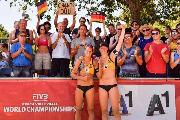 FIVB Beach volleyball Beachvolleyball World Championships Vienna 2017 am 01.08.2017 Beachvolleyball, World Championships, Vienna, 2017, Julia Sude (1, blond, Kappe), Chantal Laboureur (2) GER in gelb, Vorrunde gegen Elsa Baquerizuo McMillan (1) und Angela Lobato Herrero (2), ESP, in rot, gruppensieg, Familie und Freunde im Publikum , xtbx