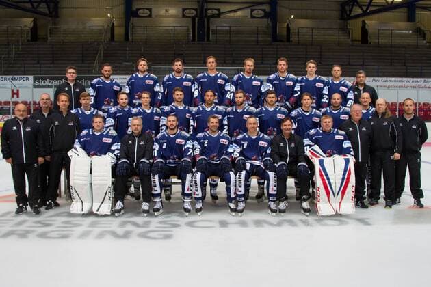 Vordere Reihe (sitzend): Mathias Lange, Jari Pasanen (Cheftrainer), Travis Turnbull (Assistenzkapitaen), Jason Jaspers (Kapitaen), Blaine Down (Assistenzkapitaen), Jamie Bartman (Assistenztrainer), Sebastian Dahm Mittlere Reihe: Charles Henri Kirchhoff (Mannschaftsleiter), Dr. Helfried Waleczek (Mannschaftsarzt), Dr. Jochen Veit (Mannschaftsarzt), Jonas Neffin (3. Torhueter), Marko Friedrich, Marcel Kahle, Dieter Orendorz, Sasa Martinovic, Kevin Schmidt, Denis Shvyrin, Alexander Bonsaksen, Jack Combs, Guenther Kapfer (Chefbetreuer), Boris Blank, Sven Kruse (Chef-Physiotherapeut), Rafael Jurissek (Physiotherapeut) Hintere Reihe: Thorsten Weber (Betreuer), Christopher Fischer, Johan Larsson, Chris Brown, Justin Florek, Johannes Salmonsson, Jake Weidner, Chad Bassen, Andre Grillo (Betreuer) Offizielle Mannschaftsbilder Iserlohn Roosters, Eishockey, DEL, 01.08.17 Iserlohn Nordrhein-Westfalen Germany Copyright: xAgentur54Gradx SebastianxSendlakx