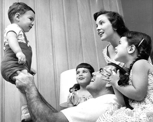 August 2, 2017 - South Bend, IN, USA - New Northwestern University coach Ara Parseghian holds his son Mike, 1, with his wife Kathleen and daughters Karen, 6, center, and Kristan, 4, in 1956. Ara Parseghian, who led Notre Dame to 2 national football championships, dies at 94 - ZUMAm67_ 20170802_zaf_m67_001 Copyright: xChicagoxTribunex