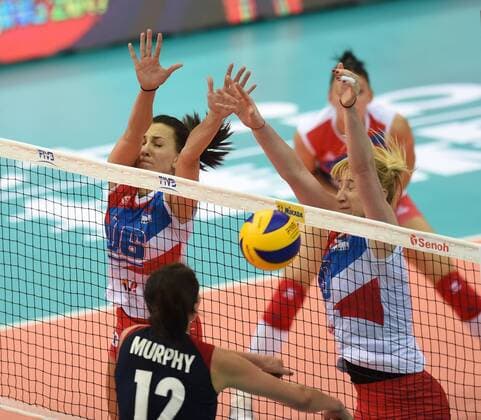 Milena Rasic, back left, and Tijana Boskovic, back right, of Serbia jump to block a spike by Kelly Murphy of USA during their match of the FIVB Volleyball World Grand Prix Finals 2017 in Nanjing city, east China s Jiangsu province, 2 August 2017. Serbia defeated USA 3-2 (25:22, 25:17, 23:25, 18:25, 15:11). Serbia plays hard to defeat USA at FIVB Volleyball World Grand Prix Finals 2017 20170802_28756