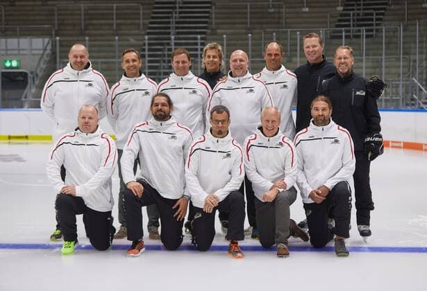Funktionsteam Augsburger Panther, (Hintere Reihe v.li.): Volker Reinhardt (Betreuer), Dr. Karsten Bogner (Teamarzt Augsburger Panther), Harry Swatosch (Sportwissenschaftler) Duanne Moeser (Sportmanager Augsburger Panther), Robert Paclik (Physiotherapeut), Dr. Jens-Ulrich Otto (Teamarzt Augsburger Panther), Mike Stewart (Trainer Augsburger Panther), Tray Tuomie (Co-Trainer Augsburger Panther), vordere Reihe v.li: Marco Nachrichter (Betreuer), Sebastian Walter (Physiotherapeut), Sven Herzog (Athletik-Trainer Augsburger Panther), Ulf Wallisch (Mental-Trainer Augsburger Panther), Stefan Hinz (Physiotherapeut). Eishockey, GER, DEL, Porträttermin 2017 2018, Augsburger Panther,