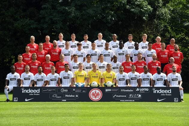04.08.2017, xjhx, Fussball 1.Bundesliga, Eintracht Frankfurt Fototermin, Fußball, GER 2.BL Porträttermin 2017 2018, Mannschaftsfoto emonline, Obere Reihe von links nach rechts: Rainer Falkenhain Leiter der Lizenzspielerabteilung), Christoph Preuß (Teammanager), Marius Wolf (27), Max Besuschkow (18), Marco Russ (23), Alex Meier (14), Sebastien Haller (9), David Abraham (19), Noel Knothe (35), Igor Simonov (Materialwart), Franco Lionti (Materialwart) 3. Reihe von links nach rechts: Markus Murrer (Athletiktrainer), Klaus Luisser (Athletiktrainer), Martin Spohrer (Athletiktrainer), Branimir Hrgota (31), Daichi Kamada (40), Renat Dadashov (38), Timothy Chandler (22), Danny Da Costa (24), Anderson Ordonez (29), Slobodan Medojevic (25), Dr. Christoph Seeger (Mannschaftsarzt), Dr. Wulf Schwietzer (Mannschaftsarzt) 2. Reihe von links nach rechts: Niko Kovac (Chef-Trainer), Robert Kovac (Co-Trainer), Armin Reutershahn (Co-Trainer), Moppes Petz (Torwarttrainer), Luca Jovi? (8), Makoto Hasebe (20), Carlos Salcedo (13), Gelson Fernandes (5), Koichi Kurokawa (Medizinische Abteilung), Thomas Stubner (Pysiotherapeut Osteopath), Maik Liesbrock (Physiotherapeut Osteopath)), Thorsten Ammann (Osteopath) Untere Reihe von links nach rechts: Taleb Tawatha (33), Yanni Regäsel (2), Marco Fabian (10), Mijat Ga?inovi? (11), Leon Bätge (34), Atmen Aymane Barkok (28), Luka? Hradeck? (1), Jan Zimmermann (17), Omar Mascarell (39), Sahverdi Cetin (30), Jonathan De Guzman (6), Jetro Willems (15), Marc Stendera (21) Es fehlen: Danny Blum (7), Nelson Mandela Mbouhom (32) Frankfurt am Main
