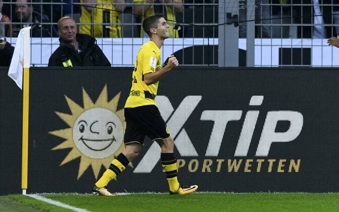 Fussball, Bundesliga, Deutschland, Herren, Saison 2017 2018, Supercup, Signal Iduna Park Dortmund: Bor. Dortmund, BVB (gelb) - FC Bayern München, FCB (rot) 6:7 n.E.; Jubel Christian Pulisic (BVB) nach seinem Tor zum 1:0. Jubel, Freude, Aktion, Sportwetten, X Tip, Xtip, Werbebande.