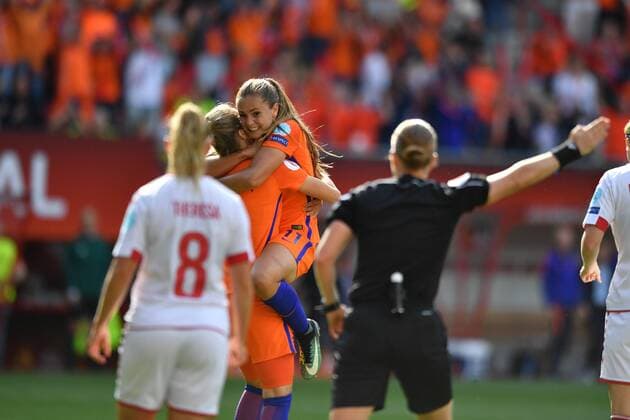 Jubel, Freuen, celebrate, happy, cheer , Goal Celebration Torschützin Lieke Martens (Niederlande) (11) springt in die Arme von Anna Vivianne Miedema (Niederlande) (9), Fussball, UEFA Women s EURO 2017, Finale, Niederlande - Dänemark, xmkx