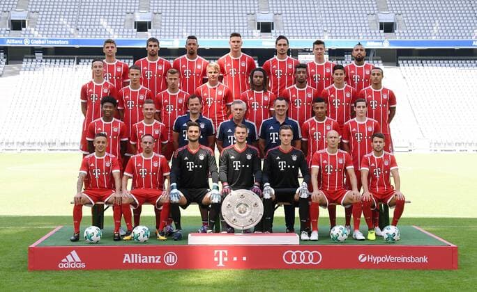 Themen der Woche - SPORT Bilder des Tages - SPORT FUSSBALL 1. BUNDESLIGA SAISON 2017 2018 08.08.2017 Fototermin, Mannschaftbild beim FC Bayern Muenchen: Thomas Mueller, Javi Martinez, Jerome Boateng, Niklas Suele, Mats Hummels, Robert Lewandowski, Arturo Vidal (4. Reihe v.li.) Marco Friedl, Fabian Benko, Niklas Dorsch, Felix Goetze, Renato Sanches, Kingsley Coman, James Rodriguez, Thiago Alcantara (3. Reihe v.li.) David Alaba, Joshua Kimmich, Torwarttrainer Toni Tapalovic, Trainer Carlo Ancelotti, Co-Trainer Willy Sagnol, Corentin Tolisso, Sebastian Rudy (2. Reihe v.li.) Rafinha, Franck Ribery, Torwart Sven Ulreich, Torwart Manuel Neuer, Torwart Christian Fruechtl, Arjen Robben und Juan Bernat (1. Reihe v.li.) Foto: Pressefoto ULMER Markus Ulmer xxNOxMODELxRELEASExx Muenchen